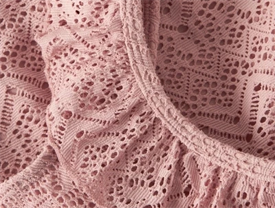 Lil\' Atelier badedragt i rosa nuance med blondeagtigt mønster