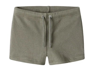 Lil' Atelier badebukser i grønbrun nuance set forfra