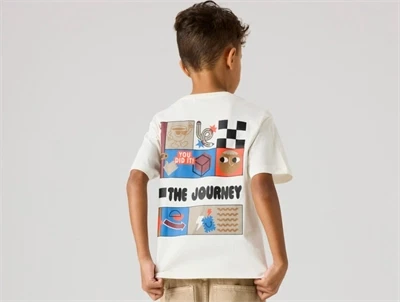 Name It t-shirt i cloud dancer med the journey print på model