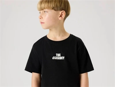 Name It t-shirt i sort med the journey print på model