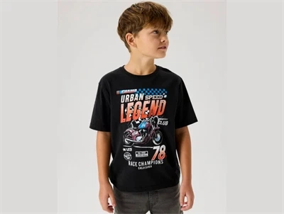 Name It t-shirt i sort med urban speed legend print på model