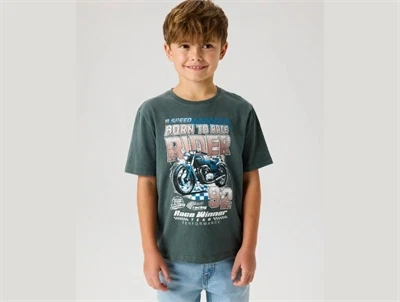 Name It t-shirt i urban chic med motorcykel print på model