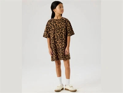 Name It midi kjole i seal brown med leopardprint på model