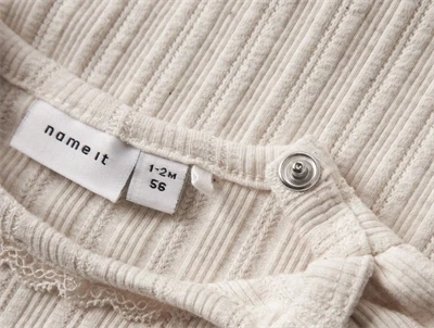 Name It body i beige nuance peyote melange med blondekant ved hals