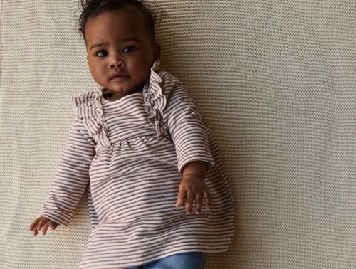 Name It kjole i råhvid nuance oxblood red med flæsedetaljer foran