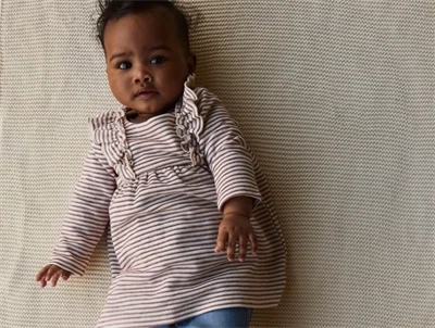 Name It kjole i råhvid nuance oxblood red med flæsedetaljer foran