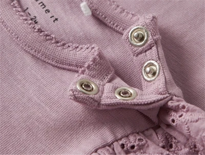 Name It body i rosa nuance dawn pink med blondekant ved skuldre