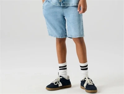 Name It shorts lyseblå denim på model