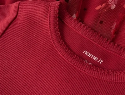 Detalje af ribstrikket overdel og tylskørt med sløjfer på rød kjole fra Name It