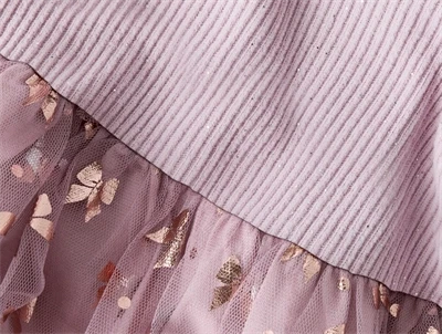 Detalje af ribstrikket overdel og tylskørt med sløjfer på lilla kjole fra Name It