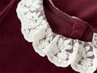 Detalje af blondekrave på burgundy velourkjole fra Name It