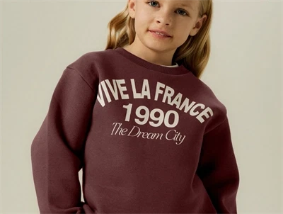 Name It sweatshirt andorra med frontprint på model