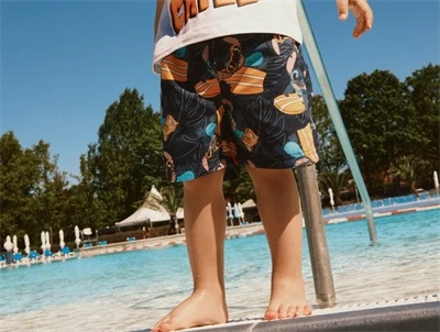 Dreng iklædt Name It Stitch badeshorts navy med allover print