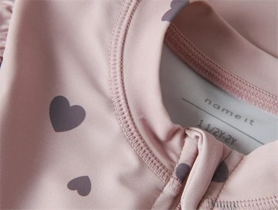 Name It uv badedragt burnished lilac hjerteprint detalje