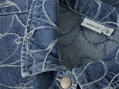 Name It skjorte medium blue denim med vævet blomster mønster