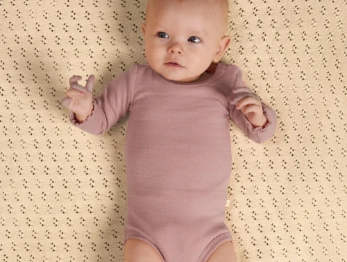 Barn iklædt Lil\' Atelier body i rosa nuance med hulmønster