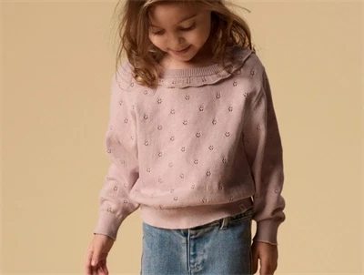 Lil' Atelier striktrøje peach whip melange på model