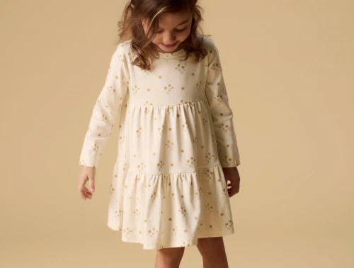 Pige iklædt Lil\' Atelier kjole i råhvid nuance med blomsterprint