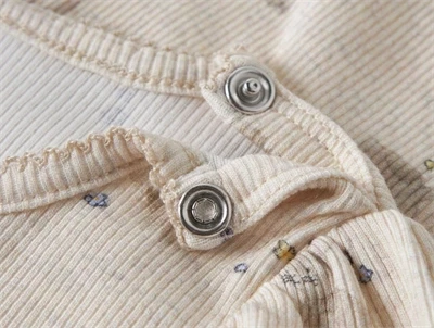 Name It rib heldragt i beige nuance med trykknapper