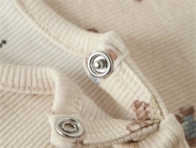 Name It rib body i beige nuance med trykknapper ved skulder