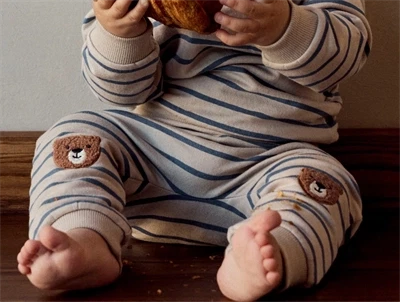 Barn ikædt Name It sweatpants i beige nuance med blå striber og bjørnebroderi