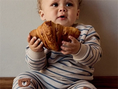 Name It sweatshirt chateau gray med blå striber og bjørnebroderi