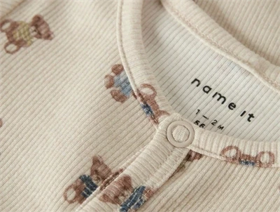 Name It rib heldragt i beige nuance med trykknapper