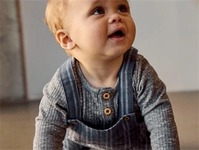 Barn iklædt Name It body i mørkeblå nuance med ribstruktur