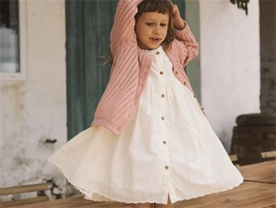 Lil' Atelier kjole i råhvid nuance med broderi