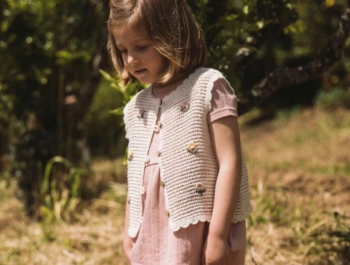 Lil\' Atelier strikvest i råhvid nuance med blomsterbroderi