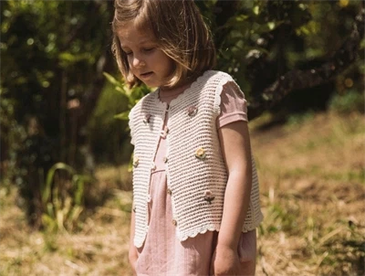 Lil' Atelier strikvest i råhvid nuance med blomsterbroderi