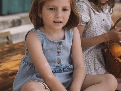 Lil' Atelier top i lyseblå denim til børn