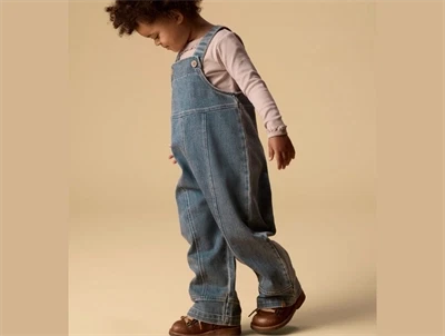 Lil\' Atelier denim overalls medium blue denim på model