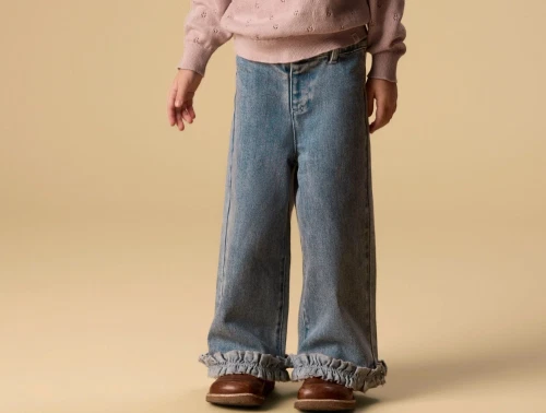 Lil\' Atelier jeans medium blue denim på model