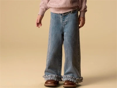 Lil' Atelier jeans medium blue denim på model