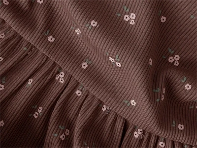 Detalje af ribstruktur og blomsterprint på peppercorn kjole fra Name It