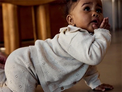 Barn iklædt Name It strik cardigan i beige nuance med flæsekrave