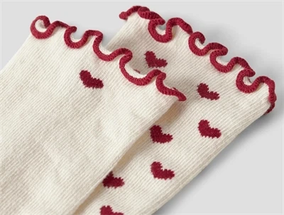 Detalje af Lil\' Atelier strømper i turtledove med røde hjerter