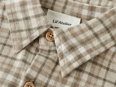 Detalje af Lil\' Atelier skjorte i sepia tint med tern og knapper