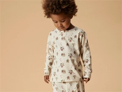 Barn iført Lil\' Atelier pyjamas i turtledove med juleprint