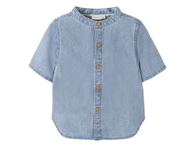 Name It skjorte i lys blå denim med smalle striber set forfra