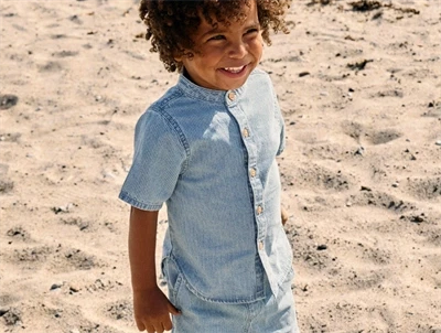 Name It skjorte i lys blå denim med smalle striber på barn