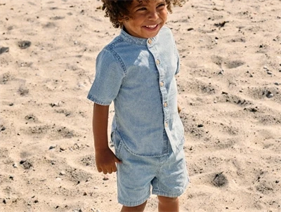 Name It shorts i lys blå denim med striber set på barn