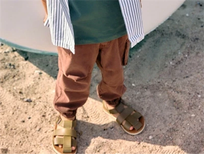 Name It bukser i brun nuance med cargo lommer set på barn