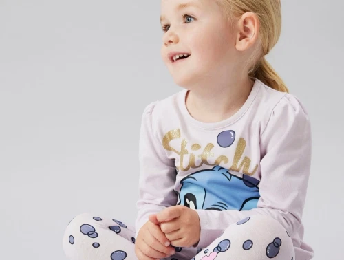 Pige iklædt Name It bluse lavender fog med Stitch motiv