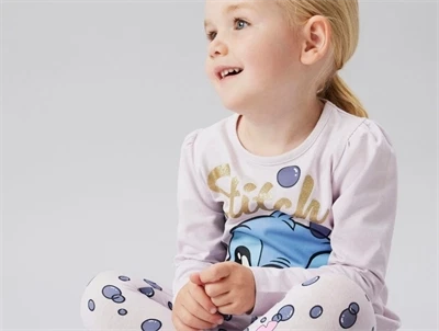 Pige iklædt Name It bluse lavender fog med Stitch motiv