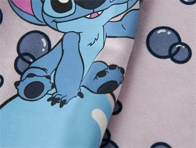 Detalje af Name It leggings med Stitch motiv og bobleprint