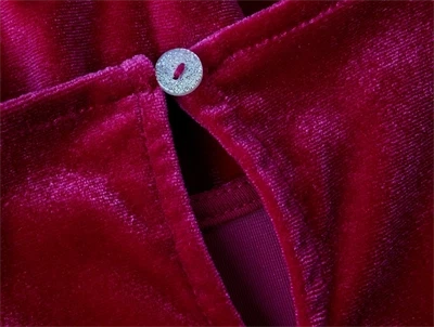 Detalje af knaplukning og velouroverflade på rød kjole fra Name It