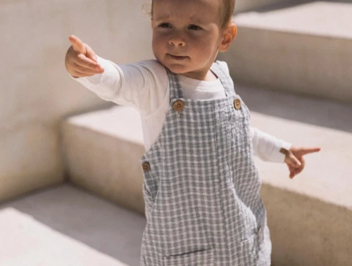 Lil\' Atelier ternede overalls til baby på model