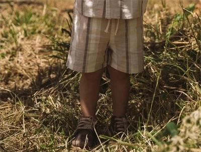 Lil' Atelier shorts i råhvid nuance med beige striber